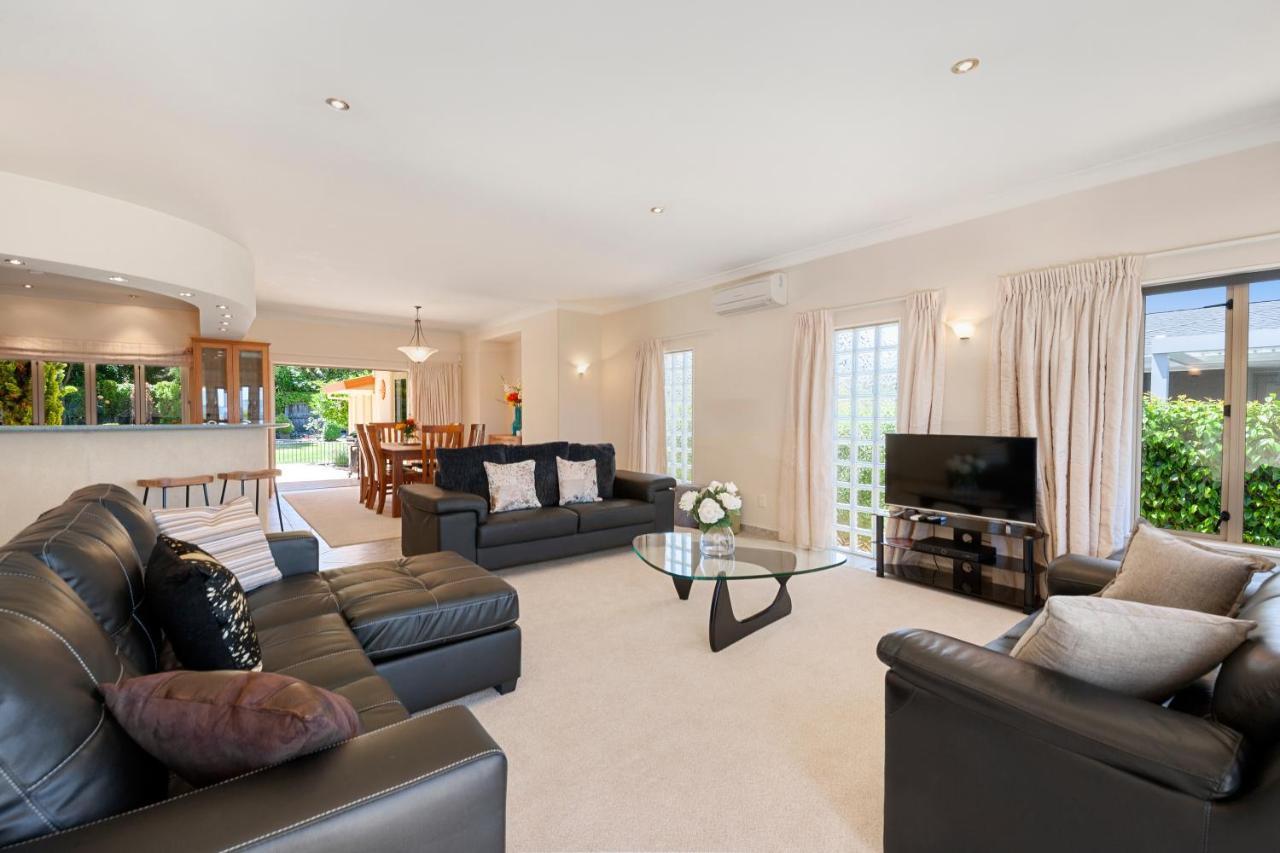 Lake View By Town Taupo Exterior foto